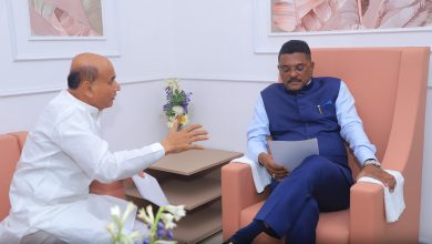 परिवहन मंत्री प्रताप सरनाईक यांना निवेदन देताना श्रीरंग बरगे Voice of eastern