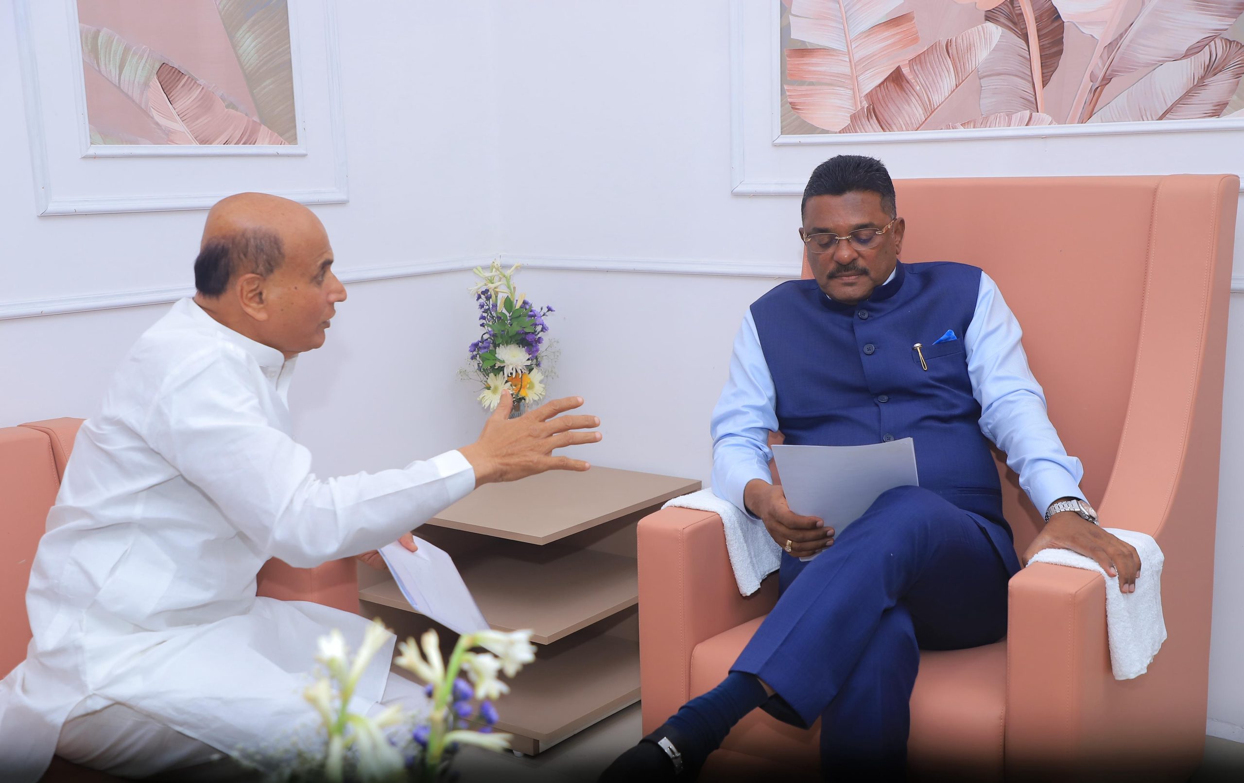 परिवहन मंत्री प्रताप सरनाईक यांना निवेदन देताना श्रीरंग बरगे Voice of eastern