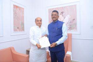 परिवहन मंत्री प्रताप सरनाईक यांना निवेदन देताना श्रीरंग बरगे Voice of eastern 