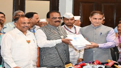 मुंबई महानगरपालिकेचा अर्थसंकल्प सादर करताना आयुक्त भूषण गगराणी voice of eastern