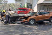 मेट्रो ४ मार्गिकेचा पॅरापेट (स्लॅब) आज दुपारी रस्त्यावरून जाणाऱ्या वाहनांवर कोसळला. voice of eastern