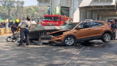 मेट्रो ४ मार्गिकेचा पॅरापेट (स्लॅब) आज दुपारी रस्त्यावरून जाणाऱ्या वाहनांवर कोसळला. voice of eastern