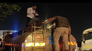 मुंबई सीमेवर दुधाच्या गाड्यांवर कारवाई voice ofeastern