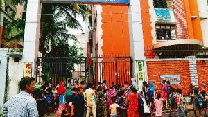 शाळा धोकादायक ठरवत विद्यार्थ्यांचे स्थलांतर voice of eastern